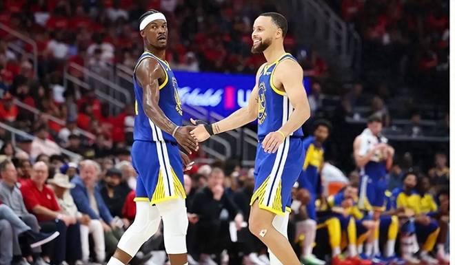 拄拐出席首映，力挺回?fù)舭涂死?，巴特勒?kù)里的狂野西部夢(mèng)未完待續(xù)