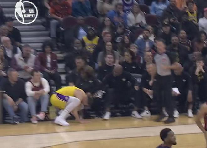 小心臺階！東契奇投籃后踩到地板邊緣直接踩空崴腳