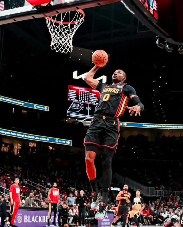 離開勇士的第一場比賽，庫明加笑了一整場