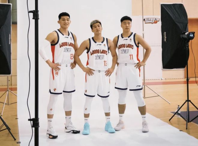 广州队拍定妆照！郭艾伦坐C位，还染了一个新发型