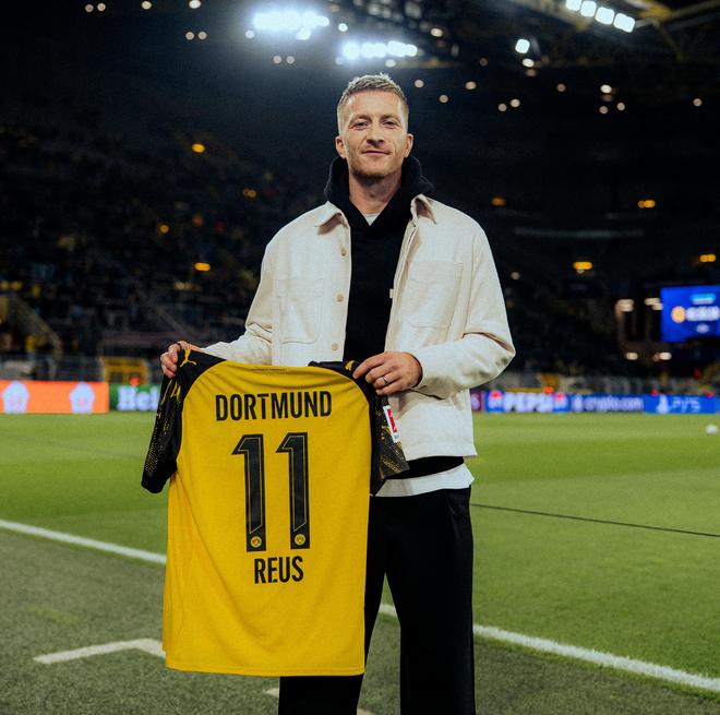 致敬球队传奇，多特官方商城为球迷免费印11号罗伊斯