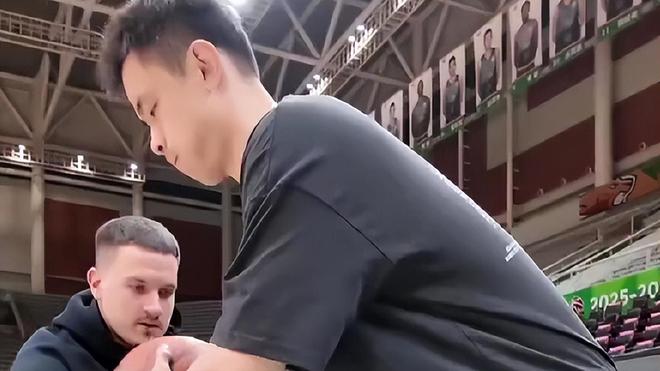 赵继伟归期未定！杰隆布朗奥利弗或重蹈覆辙，辽篮应尽快换掉他俩