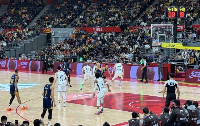 生涯之夜！郭昊文42+6+8险超神！广东拒绝大冷门，徐杰受伤退赛