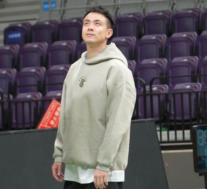 备战广厦！赵继伟跟队，众人支点张陈治锋，杨鸣展望这场比赛！