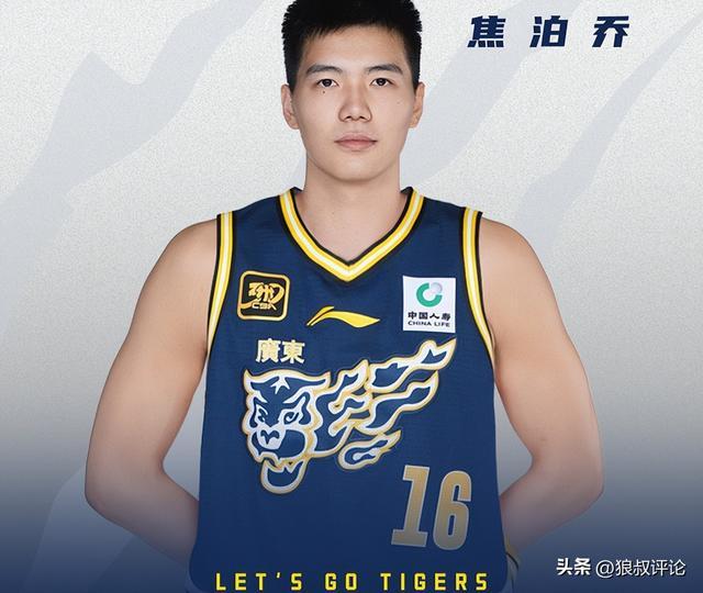 广东首秀错失绝杀！焦泊乔加时连丢篮板引热议 杜锋批评事出有因