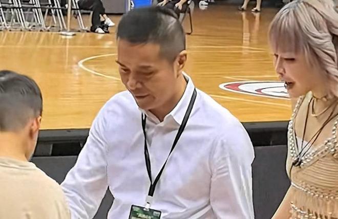 他是CBA获总冠军最多的老板，全运会夺冠站C位，妻子依旧风韵犹存