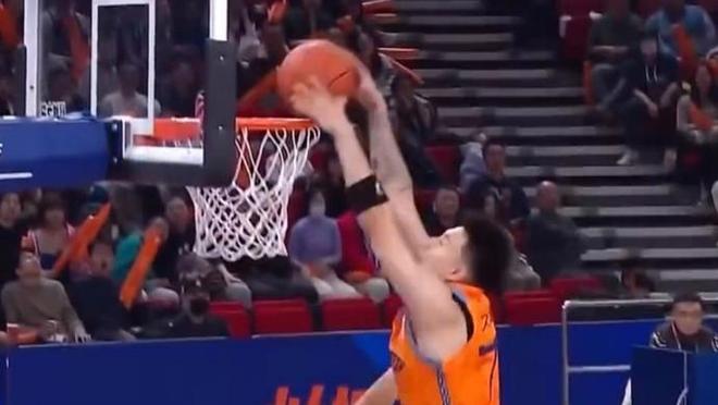 上海男篮联赛开门红！张镇麟双手暴扣，万体馆高喊：张镇麟模子！