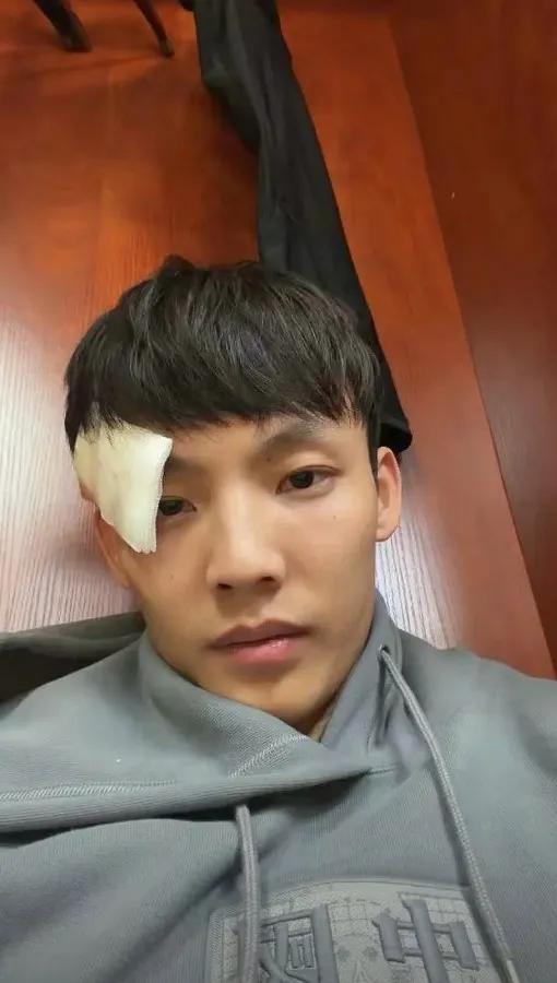 天亮了！劈叉投篮被吹进攻犯规表明篮协重视了，裁判水平也提高了