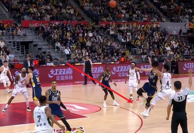 广东队出发！徐杰带伤前往杭州，参加明天与浙江队的比赛