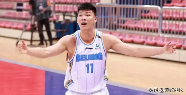 垃圾时间登场刷4分！北京顶薪内线范子铭难掩尴尬 新赛季更边缘化