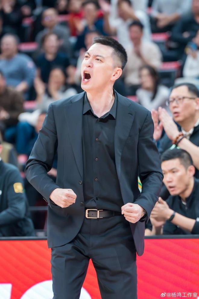 搓火!杨鸣不满陈盈骏夸张捂脸骗哨子,冲裁判一通输出连吃2T被驱逐
