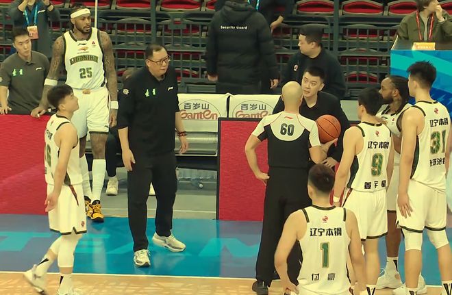裁判大发神威：一个回合辽篮将帅连吃3个T，杨鸣遭驱逐，虽败犹荣