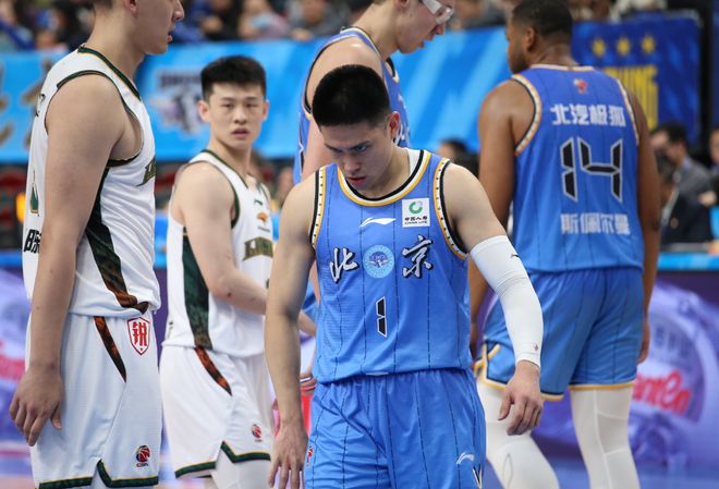 赵睿11+7+锁死威尔斯，陈盈骏替补轰26分，北京送辽篮赛季首败