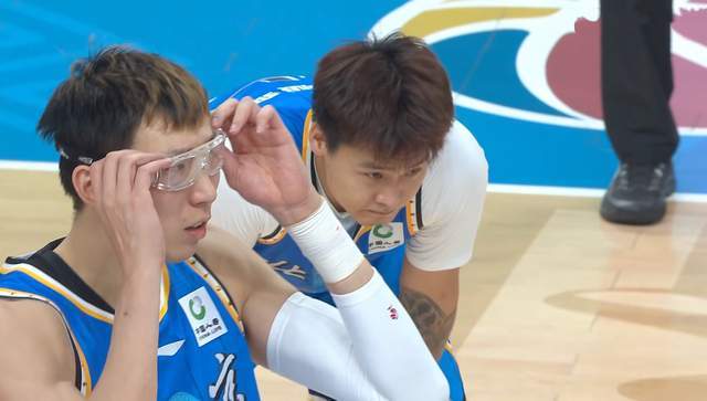 两连胜终结，辽宁男篮末节崩盘，裁判吹罚有争议，付豪15分成核心