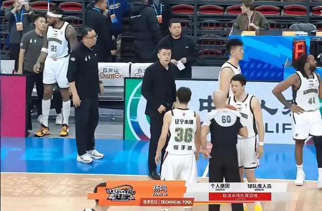 CBA裁判闹大笑话！连吹3技犯+驱逐杨鸣，5次罚球却让北京罚了6个