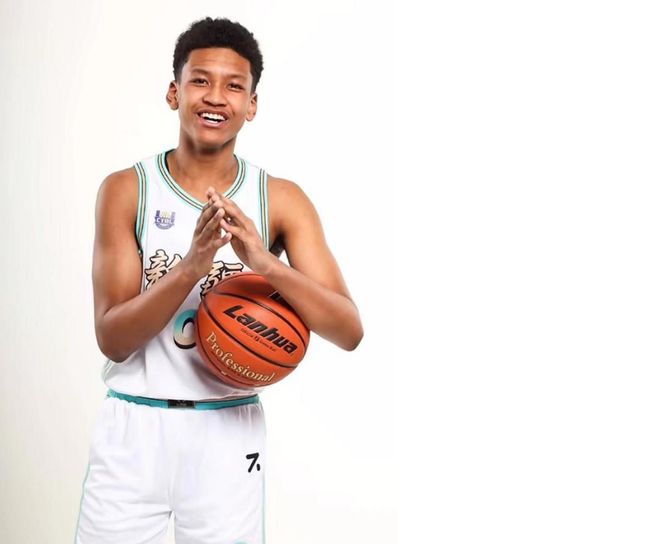 质疑刘炜？新疆混血后卫坐冷板凳后破防：我在替补席怎么打？