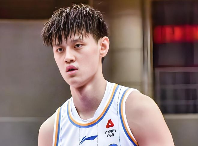 浪子回头！曾凡博与北京队完成签约，重返CBA