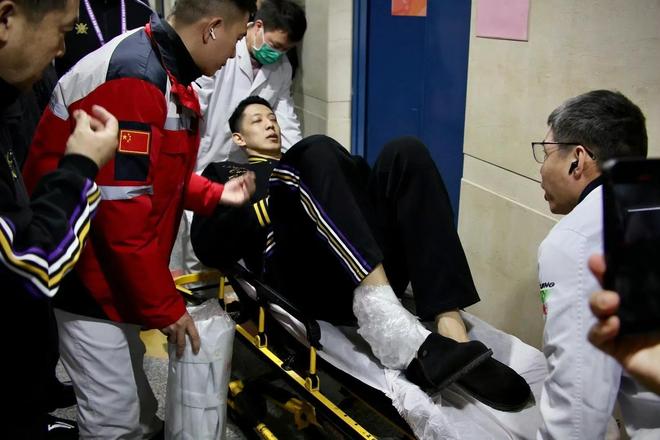 韧带撕裂！CBA新赛季第一个重伤，顶薪中锋第一阶段报销