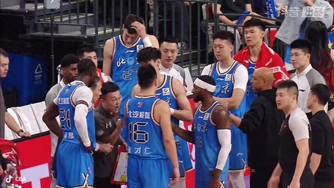 唉！真奇怪，三大頂薪合砍12分，比32歲老將得分少，怪得不4戰(zhàn)3負