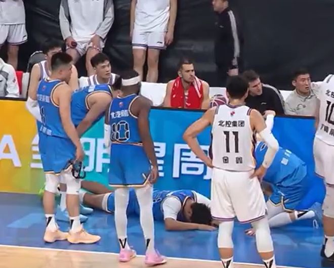 看了錄像回放，裁判為何還吹趙睿犯規(guī)？CBA名記進行了解釋