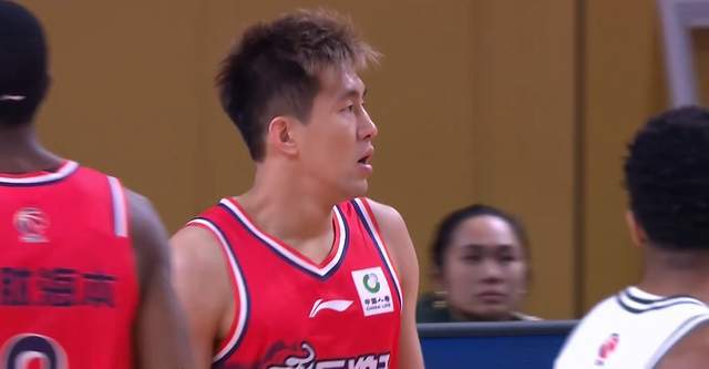 高效！18分鐘轟19分，末節(jié)12分掀翻黑馬，郭艾倫獲盛贊，一針見(jiàn)血