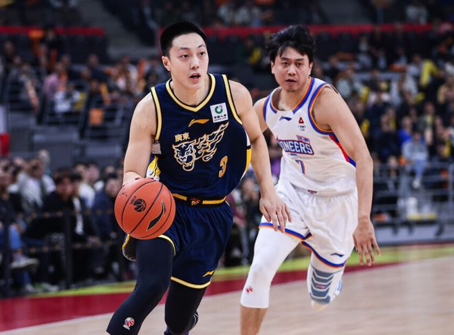 末節(jié)11分！胡明軒只打關(guān)鍵球，率領(lǐng)廣東捍衛(wèi)主場