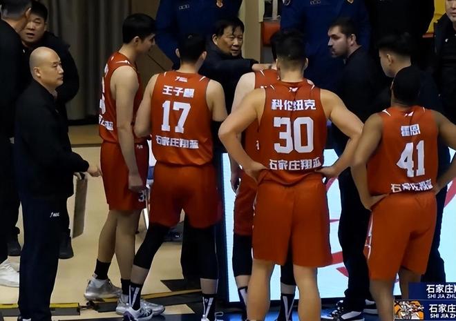 4個加時！3小時15分鐘！中國籃球史詩苦戰(zhàn)引發(fā)巨大爭議：裁判太黑