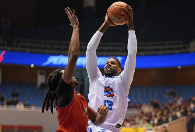 活久見！一場比賽打4個加時，CBA都沒這場面，廣東舊將首秀30+15