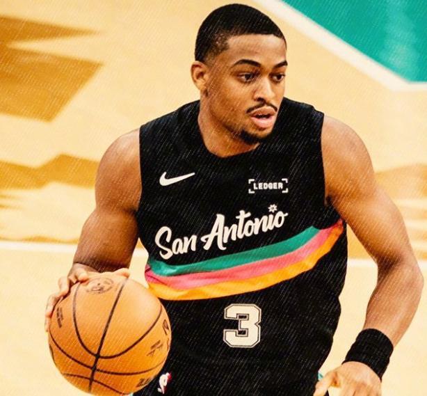 福克斯5記三分卡斯?fàn)杻呻p，文班亞馬14+12+2封蓋，馬刺大勝奇才