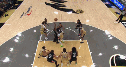 少林高僧的一擊，文班跳球時(shí)不慎給了裁判一肘，后者堅(jiān)持執(zhí)法比賽