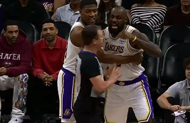 詹皇劈叉造犯规绝杀，狄龙被撞3+1不吹还遭驱逐！湖人这才叫保送