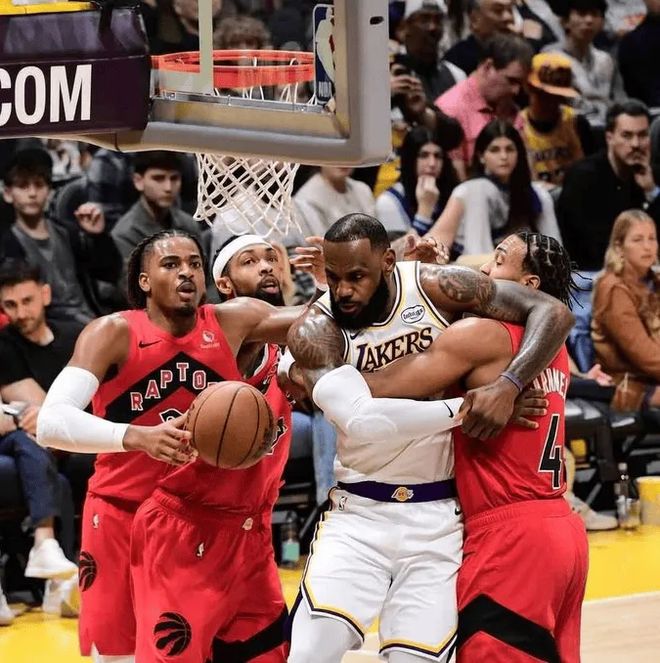 詹姆斯實力現役第一檔！41歲還被各種包夾和貼防！歷史第一人！