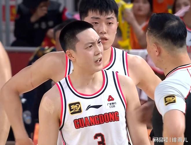 單節(jié)10分鐘！廣東隊陣容厚度優(yōu)勢蕩然無存，杜鋒被迫放棄兩大國手