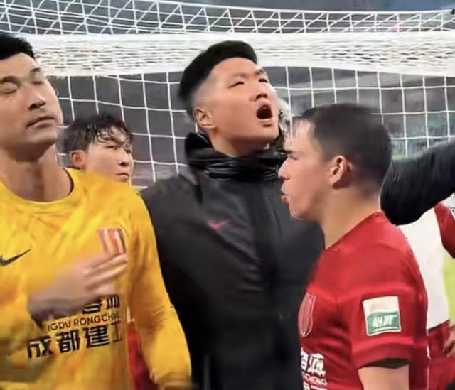 韋世豪成熟了，蹇韜回?fù)羟蛎?，成都無冠連鎖反應(yīng) 隊(duì)長+主帥續(xù)約難