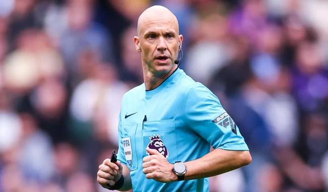 官方：英格兰名哨安东尼-泰勒将执法欧冠第4轮布鲁日vs巴萨