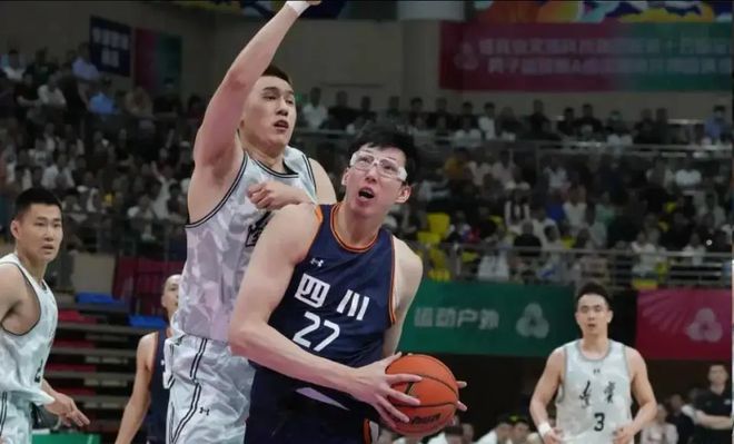 全力沖擊600萬！周琦20分鐘爆砍24+18，球迷：打有錢的比賽就來勁