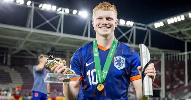 记者：多家豪门有意荷甲19岁中场斯密特，后者被标价2200万镑