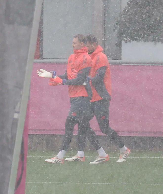 图片报：诺伊尔参加了拜仁周五训练，对阵弗赖堡可以首发上场