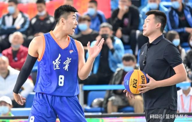 男篮全运最悲壮一幕！辽篮小将拄拐杖参赛：登场砍2分成温馨一幕