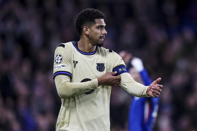 坑惨巴萨？3500万铁卫2年半4次染红！3次致队惨败 球迷怒斥：快滚