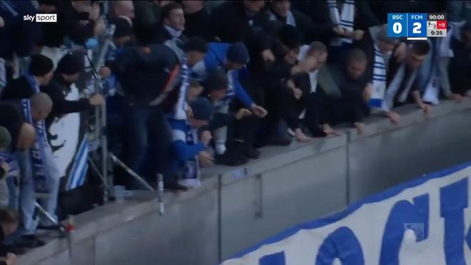 馬格德堡球員慶祝進(jìn)球，不幸跌入2.7米的溝中但安全逃出