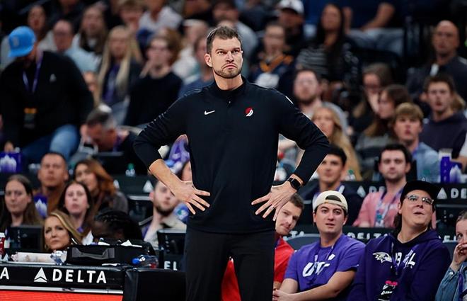 開(kāi)拓者主教練：湖人后場(chǎng)新星簡(jiǎn)直是無(wú)所不能，我們根本防不住他