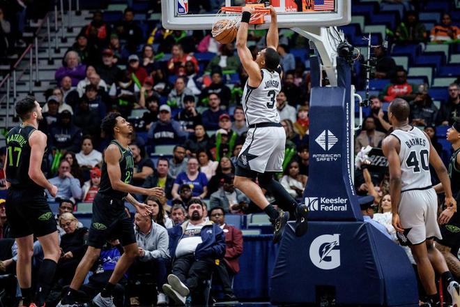 馬刺拒25分逆轉(zhuǎn)送鵜鶘7連敗 奎因33+10+10單節(jié)21分刷爆紀(jì)錄