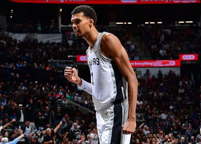 馬刺5連勝創(chuàng)隊(duì)史最佳開局 文班亞馬振臂高呼 場(chǎng)均30分14.6板4.8帽