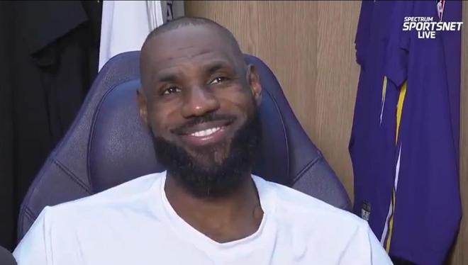 裁判吹罚是否对湖人有影响？詹姆斯露出耐人寻味的笑容：我不知道