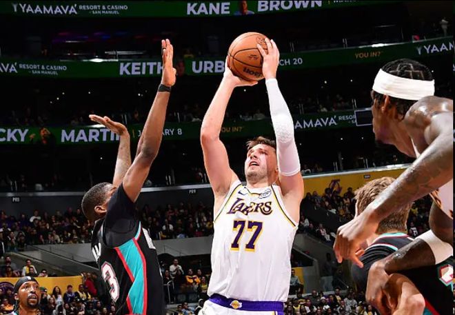 湖人连续两场胜灰熊！末节轰29-16高潮逆转 本季关键时刻12胜0负