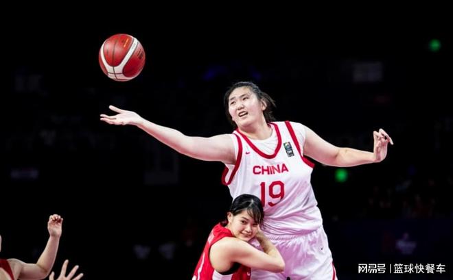 中国女篮又有麻烦了?日本队或归化超级内线:张子宇能打爆她吗?