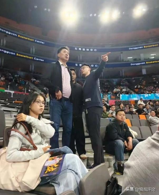 距离解禁还有3年！广东传奇教头李春江现身东莞篮球中心现场观赛