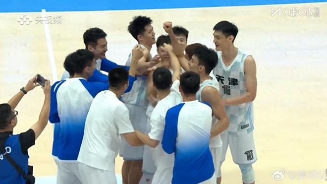 放着高大中锋不用，打五小遭逆转，CBA老帅犯昏，球迷：该下课了