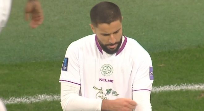 亚冠激烈冲突！张玉宁遭“胯下之辱”，法比奥暴怒，6人互相推搡